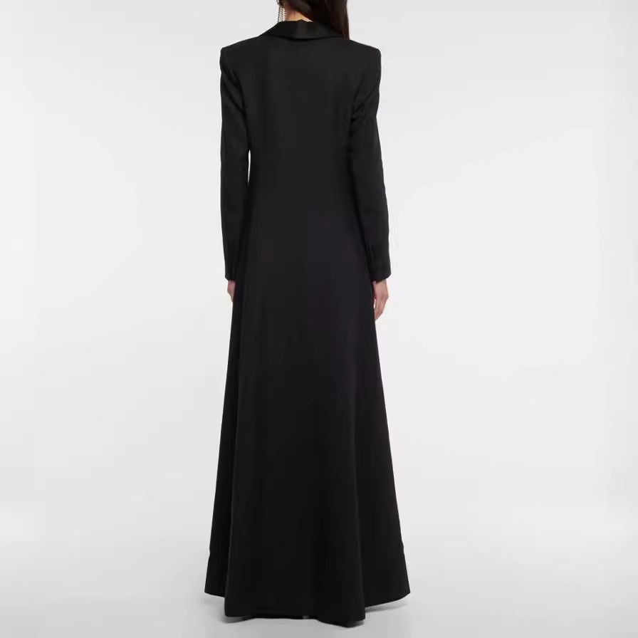 Elegant Tailored Womens Suit With A Sophisticated Jacket