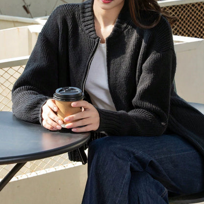 Womens Knitted Long-sleeve Sweater With A Round Neck And Zipper
