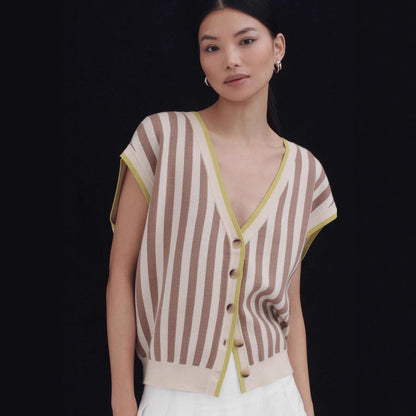 Womens Casual V-neck Knit Vest With A Fitted Waist Perfect For Layering Or Wearing Solo As An Outer Layer