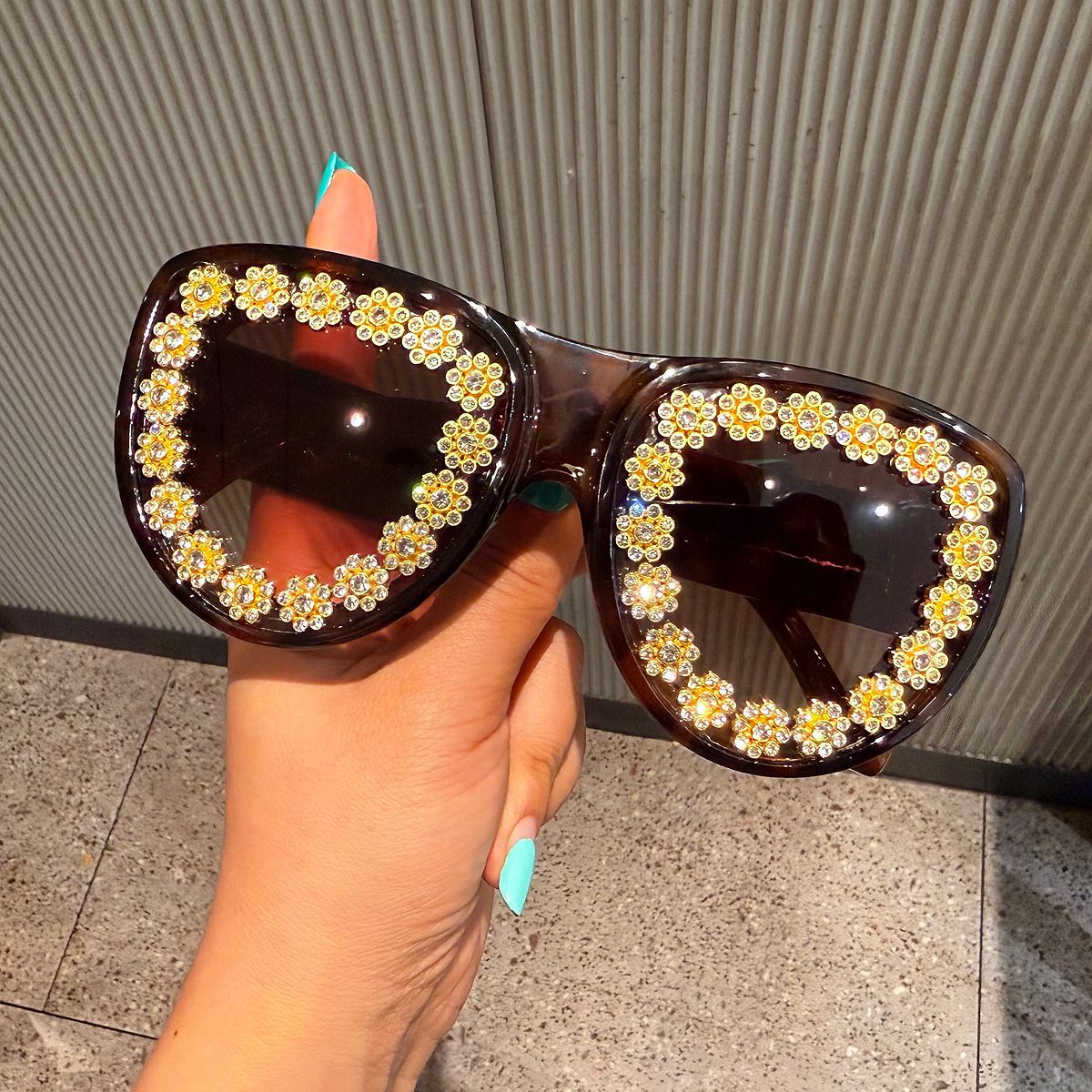 Retro Exaggerated Oversized Heart-shaped Cat-eye Sunglasses For Women