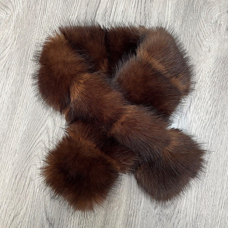 Segmented And Pieced-together Wool Patches And Plush Materials, Cross-knitted Together, Presenting A Mature And Elegant Style, Paired With A Coat And Fur.