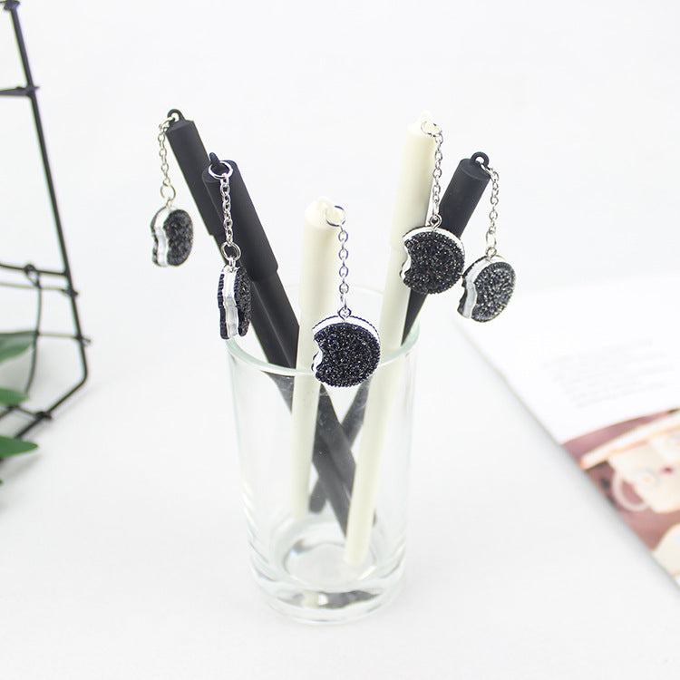 Popular Black and White Pendant Gel Pen
