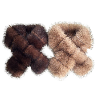 Segmented And Pieced-together Wool Patches And Plush Materials, Cross-knitted Together, Presenting A Mature And Elegant Style, Paired With A Coat And Fur.
