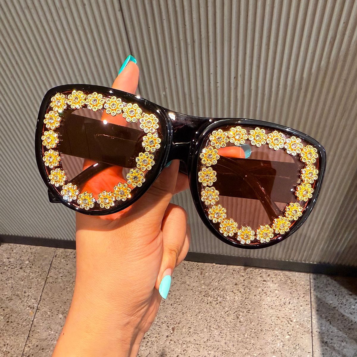Retro Exaggerated Oversized Heart-shaped Cat-eye Sunglasses For Women