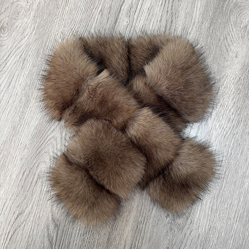 Segmented And Pieced-together Wool Patches And Plush Materials, Cross-knitted Together, Presenting A Mature And Elegant Style, Paired With A Coat And Fur.