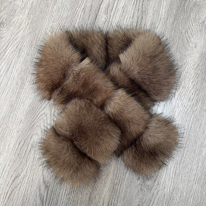 Segmented And Pieced-together Wool Patches And Plush Materials, Cross-knitted Together, Presenting A Mature And Elegant Style, Paired With A Coat And Fur.