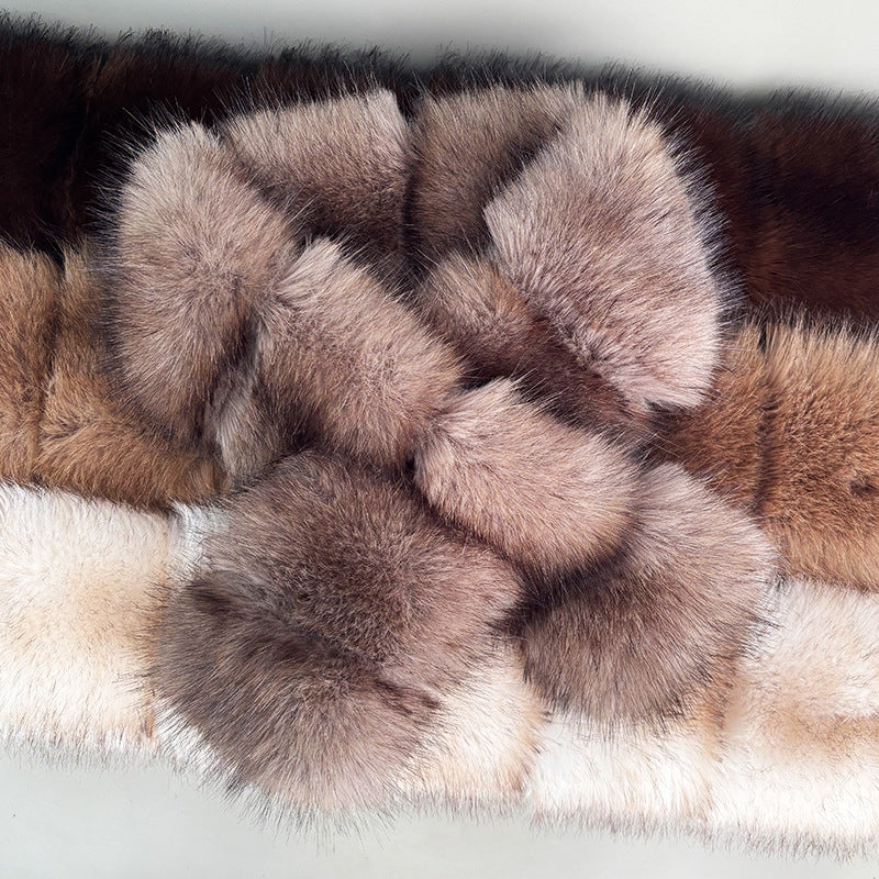 Segmented And Pieced-together Wool Patches And Plush Materials, Cross-knitted Together, Presenting A Mature And Elegant Style, Paired With A Coat And Fur.
