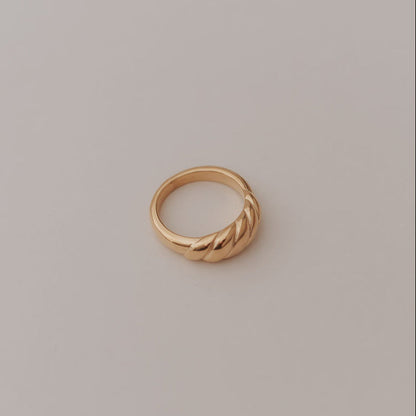 Wren Twist Ring
