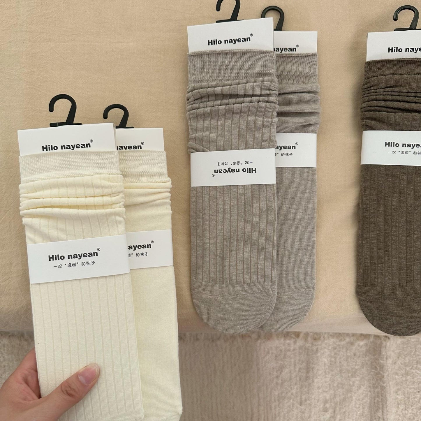Gentle Vertical Stripe Cream Gray Socks