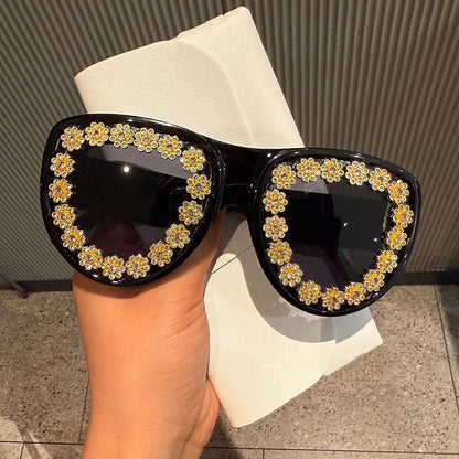 Retro Exaggerated Oversized Heart-shaped Cat-eye Sunglasses For Women