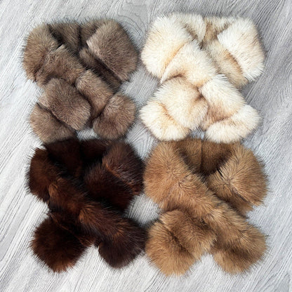 Segmented And Pieced-together Wool Patches And Plush Materials, Cross-knitted Together, Presenting A Mature And Elegant Style, Paired With A Coat And Fur.