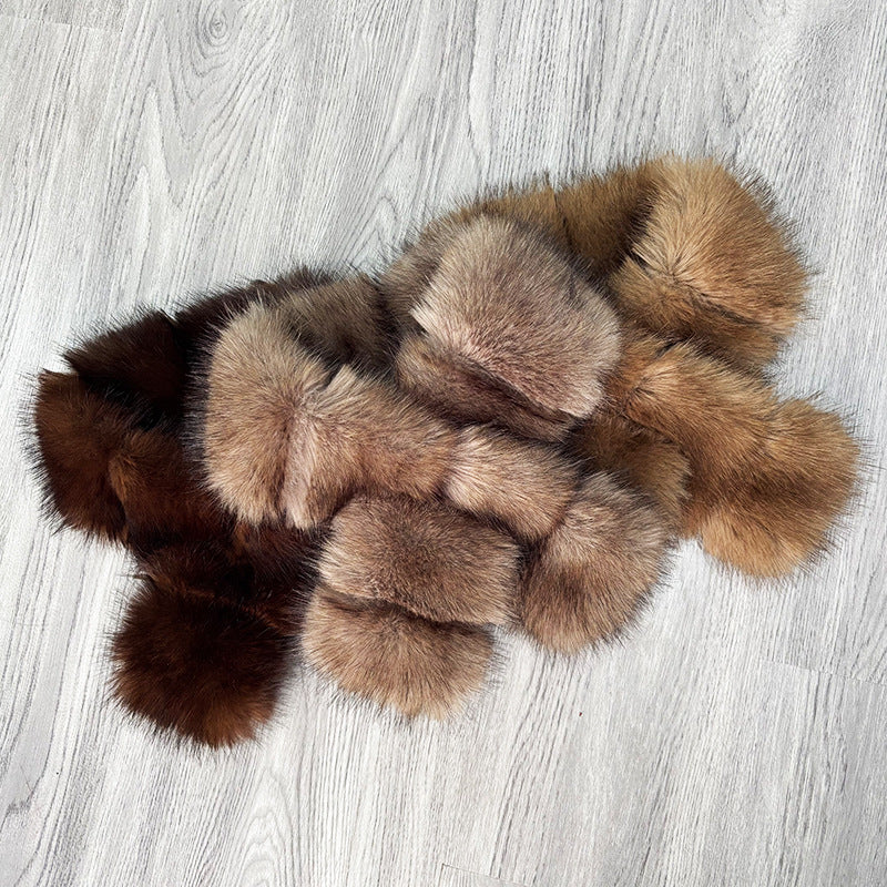 Segmented And Pieced-together Wool Patches And Plush Materials, Cross-knitted Together, Presenting A Mature And Elegant Style, Paired With A Coat And Fur.