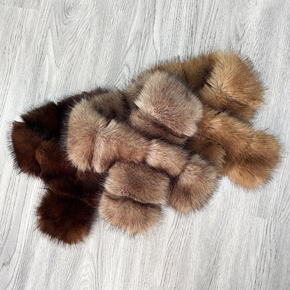 Segmented And Pieced-together Wool Patches And Plush Materials, Cross-knitted Together, Presenting A Mature And Elegant Style, Paired With A Coat And Fur.