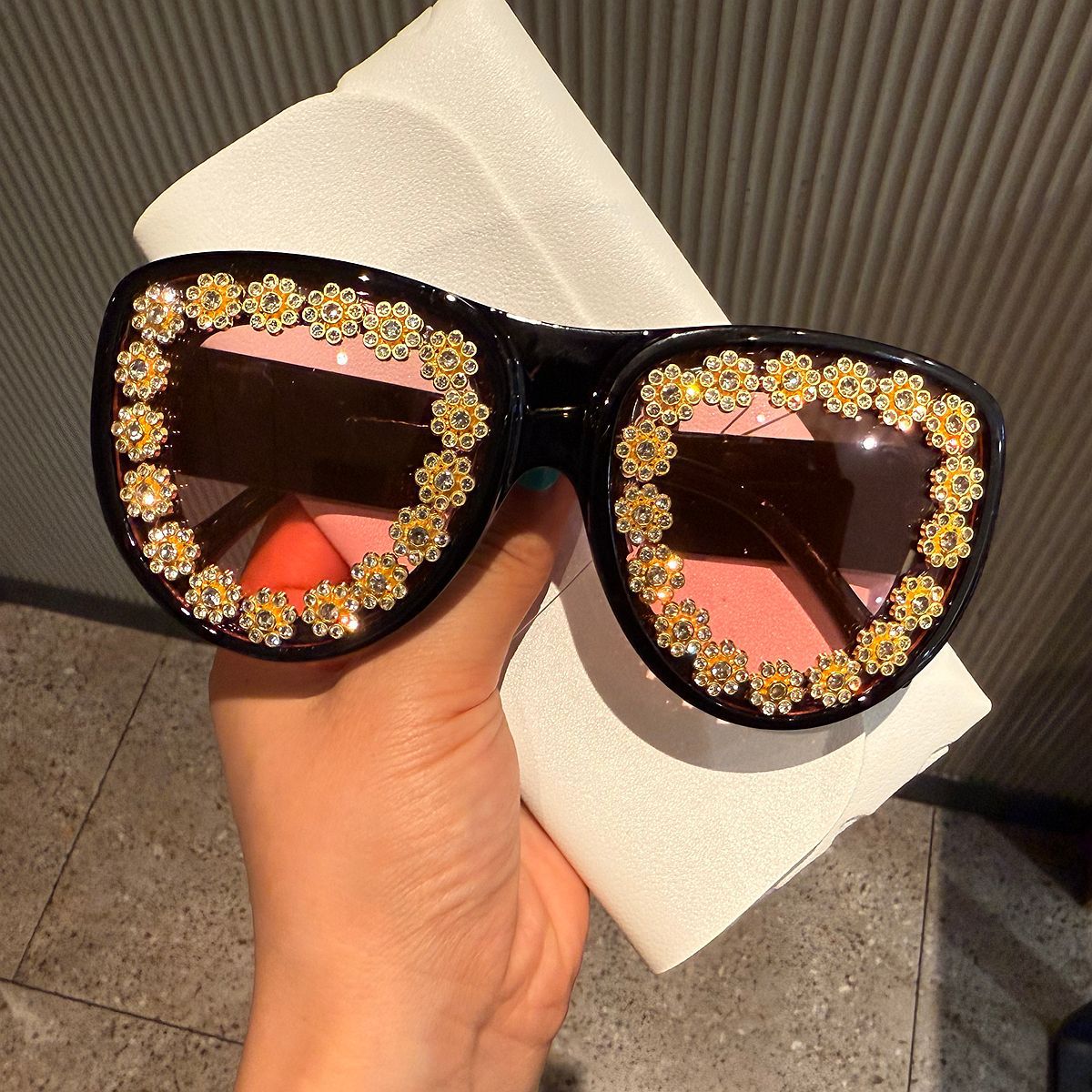 Retro Exaggerated Oversized Heart-shaped Cat-eye Sunglasses For Women