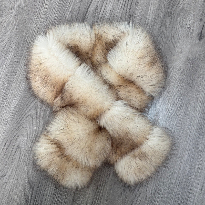 Segmented And Pieced-together Wool Patches And Plush Materials, Cross-knitted Together, Presenting A Mature And Elegant Style, Paired With A Coat And Fur.